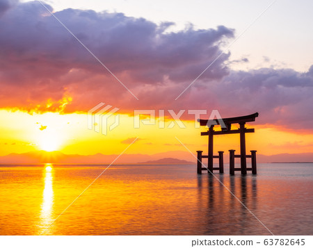 早春的白羽湖Shirahige神社黎明 早春的白羽湖Shirahige神社黎明 63782645