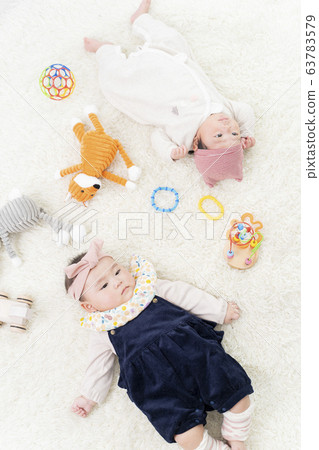 2個月的男孩和7個月的女孩 63783579