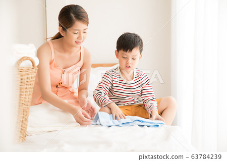 Parents and children, mothers, children, sons, housework, clothes, folding 63784239