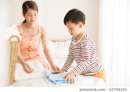 Parents and children, mothers, children, sons, housework, clothes, folding 63784241