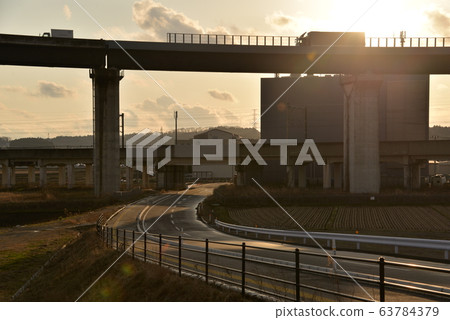 宮城縣宮城郡的日府新幹線和仙台北路經過的夕陽 63784379