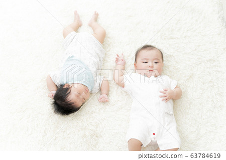 2個月的男孩和7個月的女孩 63784619
