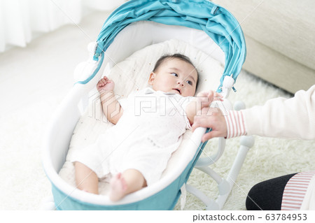 七個月大的女孩躺在保鏢 63784953