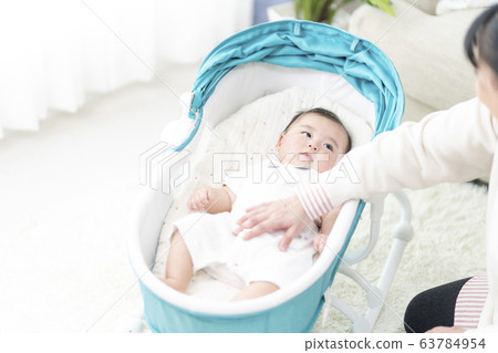 七個月大的女孩躺在保鏢 63784954