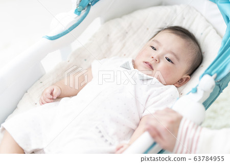 七個月大的女孩躺在保鏢 63784955