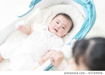 七個月大的女孩躺在保鏢 63784956