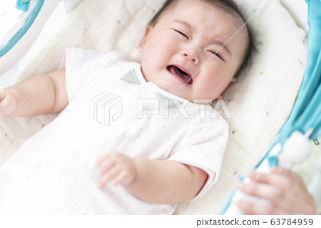 七個月大的女孩躺在保鏢 63784959