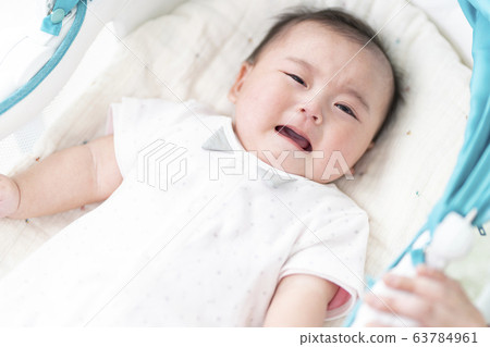 七個月大的女孩躺在保鏢 63784961