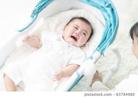 七個月大的女孩躺在保鏢 63784980