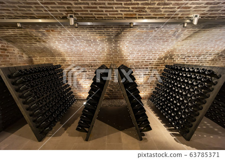 sparkling wine, wine cellar in Traiskirchen near 63785371
