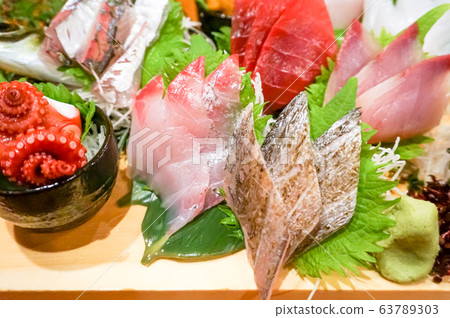 Assorted sashimi 63789303