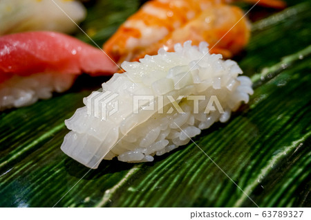 Assorted sushi 63789327