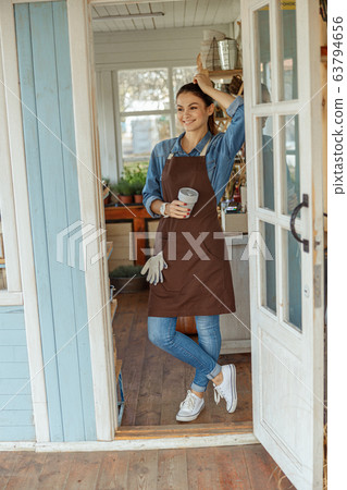 High-spirited female worker gazing into the distance 63794656