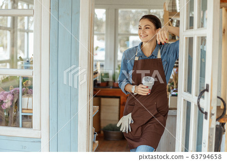 Attractive young lady looking into the distance 63794658