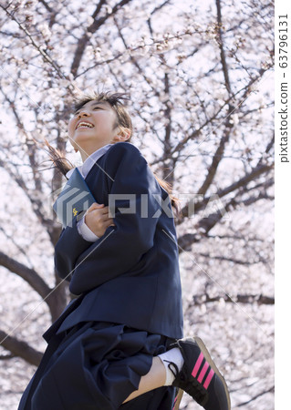 一個初中女生，在櫻花盛開前跳了文憑 63796131