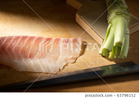 生魚片和芥末在砧板上 63796152
