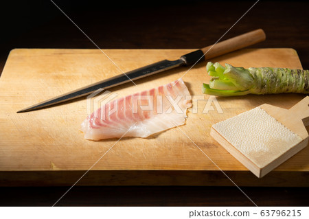 生魚片和芥末在砧板上 生魚片和芥末在砧板上 63796215
