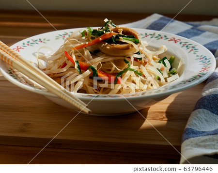 亞洲食品炒米粉配蔬菜 63796446