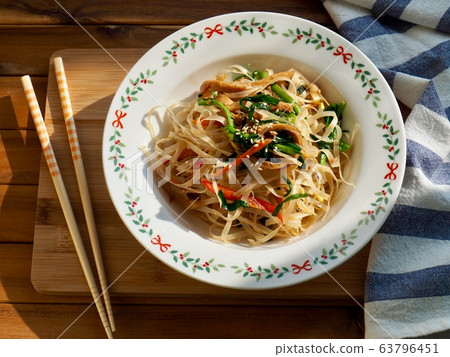 亞洲食品炒米粉配蔬菜 亞洲食品炒米粉配蔬菜 63796451