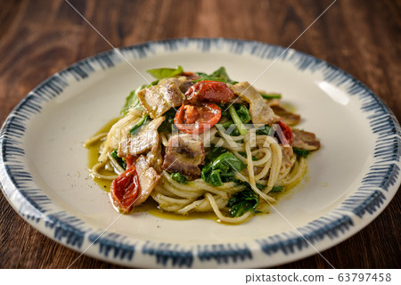 Organic pasta with organic cherry tomatoes and organic arugula 63797458