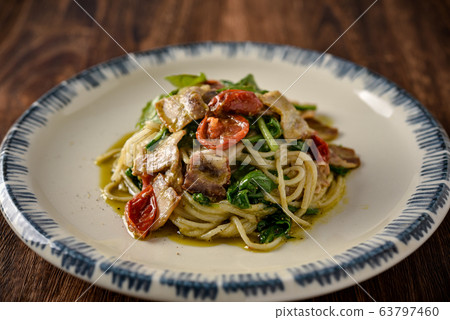 Organic pasta with organic cherry tomatoes and organic arugula 63797460