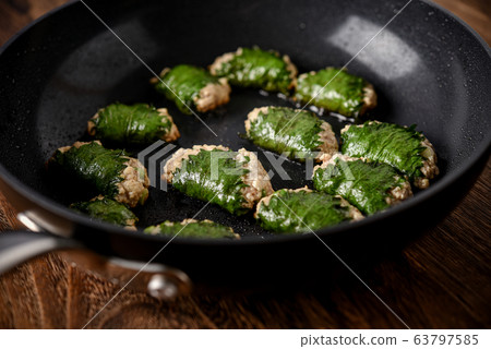 簡單健康的餃子，用大葉子包好 63797585