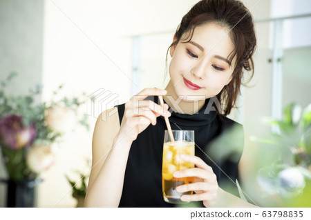 年輕女子，咖啡廳，冰茶 63798835