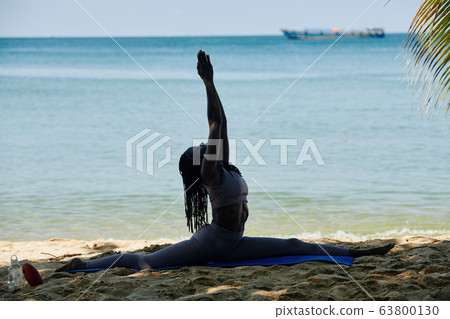 Flexible woman doing splits Flexible woman doing splits 63800130