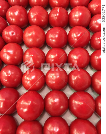 Group of ripe and fresh tomatoes at farmers market 63801771