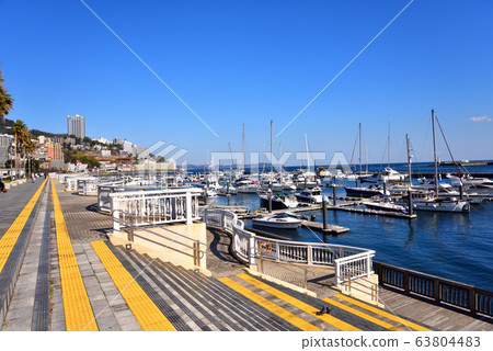 Atami Marina and condominiums built on hills 63804483