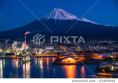 俯瞰富士山的塔岡古拉的“靜岡縣”黎明和藍色時刻 63808948
