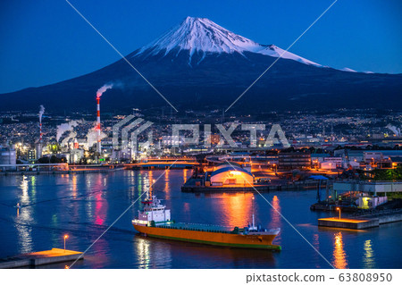 俯瞰富士山的塔岡古拉的“靜岡縣”黎明和藍色時刻 63808950