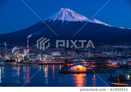 俯瞰富士山的塔岡古拉的“靜岡縣”黎明和藍色時刻 63808952