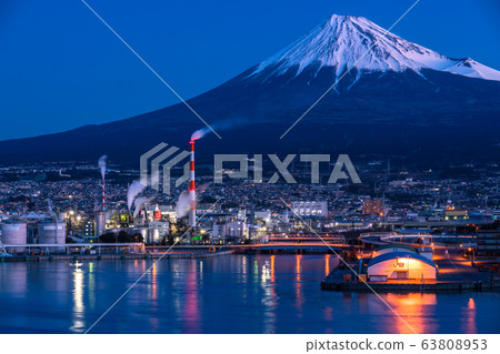 俯瞰富士山的塔岡古拉的“靜岡縣”黎明和藍色時刻 63808953