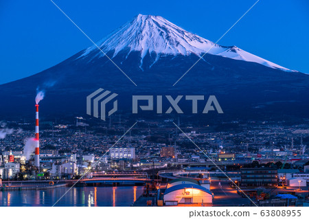 俯瞰富士山的塔岡古拉的“靜岡縣”黎明和藍色時刻 63808955