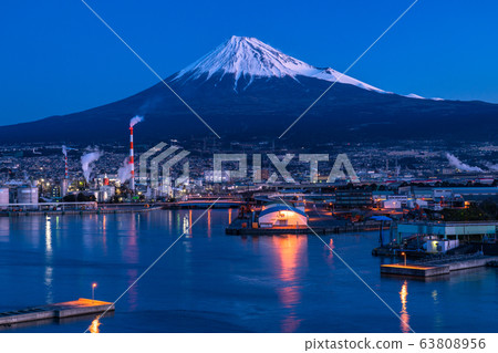 俯瞰富士山的塔岡古拉的“靜岡縣”黎明和藍色時刻 63808956