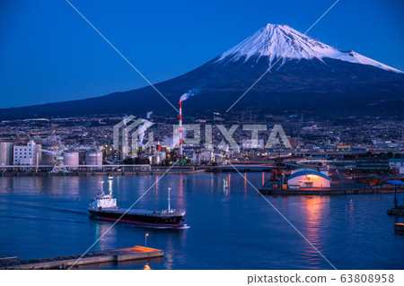 俯瞰富士山的塔岡古拉的“靜岡縣”黎明和藍色時刻 63808958