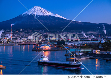 俯瞰富士山的塔岡古拉的“靜岡縣”黎明和藍色時刻 63808960