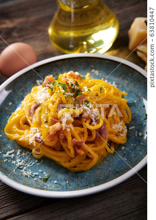 Delicious carbonara pasta close up Delicious carbonara pasta close up 63810447