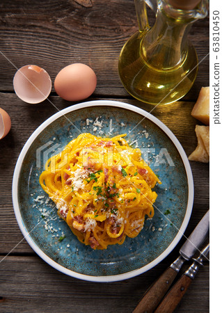 Delicious carbonara pasta close up Delicious carbonara pasta close up 63810450