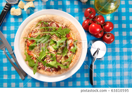 Pizza with prosciutto ham, walnuts, gorgonzola 63810595