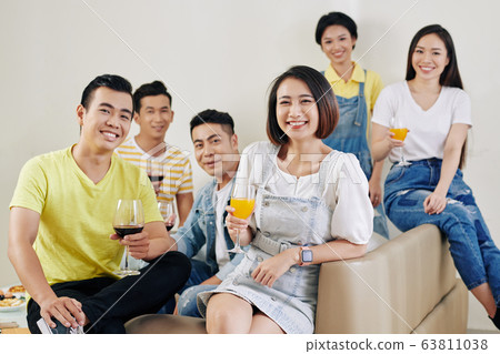 Group of friends posing with drinks 63811038