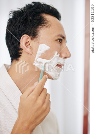 Handsome man shaving 63811199
