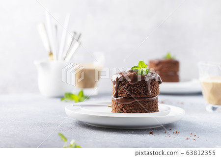 Chocolate mini cake with chocolate ganash and mint 63812355
