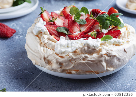 Cake Pavlova with meringue, strawberry and cream 63812356