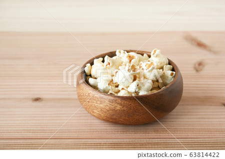 在一個木碗爆米花（水平） 63814422