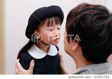 Kindergarten (parent and child family family kindergarten nursery school girl preparation dressing up Ikumen father daddy child daughter) 63815781