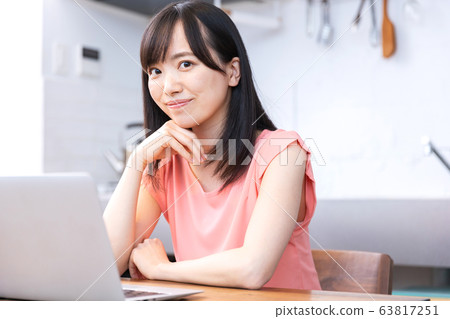 遠程辦公的婦女生活 63817251