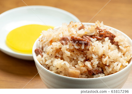 大米用章魚和章魚煮。照片背面的泡菜（takuan泡菜）。 63817296