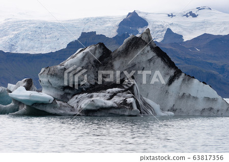 Floating icebergs in Jokulsarlon glacier lagoon, Iceland 63817356